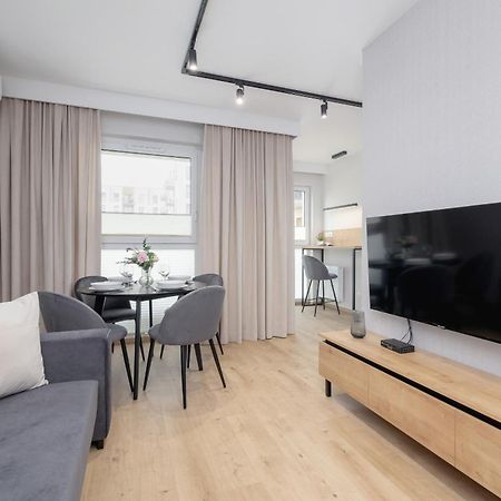 Bright Apartment In Krakow With Garden, Air Conditioning, Parking And Desk By Renters Prestige Екстер'єр фото
