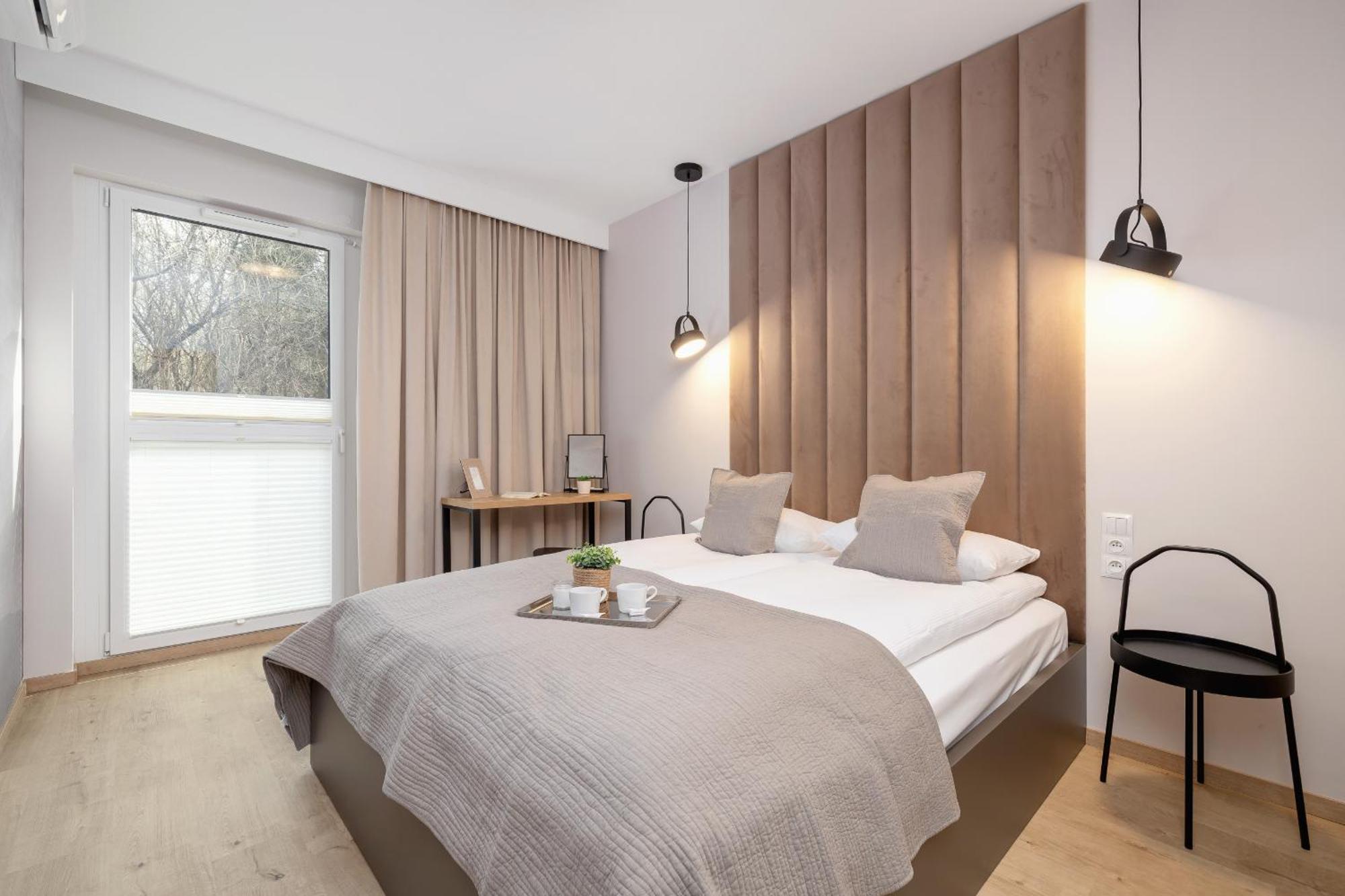 Bright Apartment In Krakow With Garden, Air Conditioning, Parking And Desk By Renters Prestige Екстер'єр фото