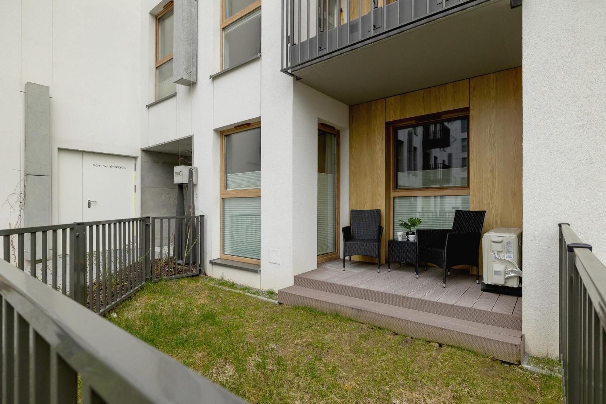 Bright Apartment In Krakow With Garden, Air Conditioning, Parking And Desk By Renters Prestige Екстер'єр фото