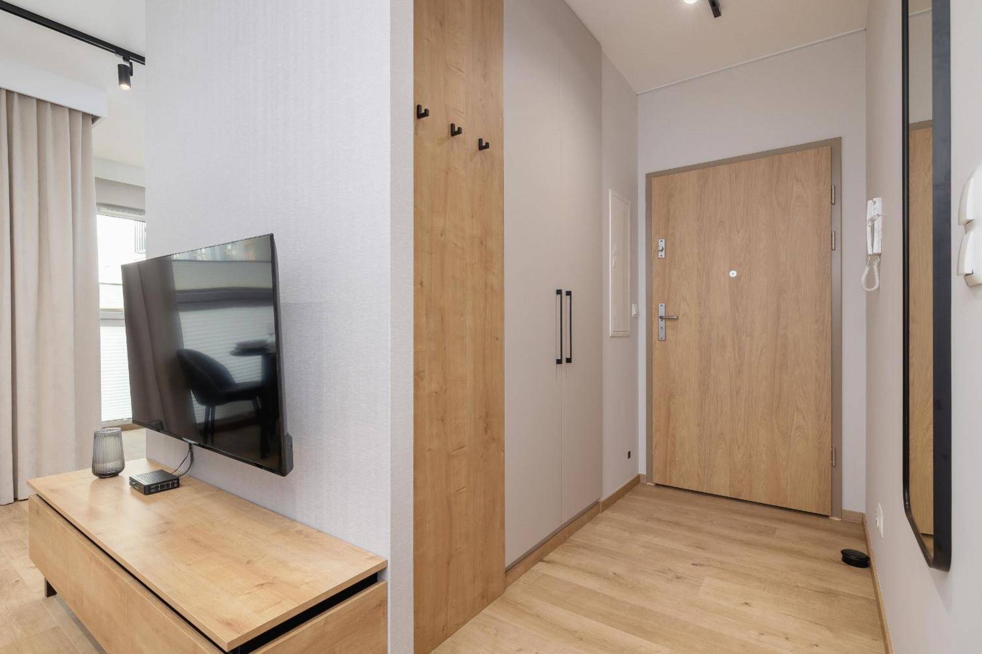 Bright Apartment In Krakow With Garden, Air Conditioning, Parking And Desk By Renters Prestige Екстер'єр фото
