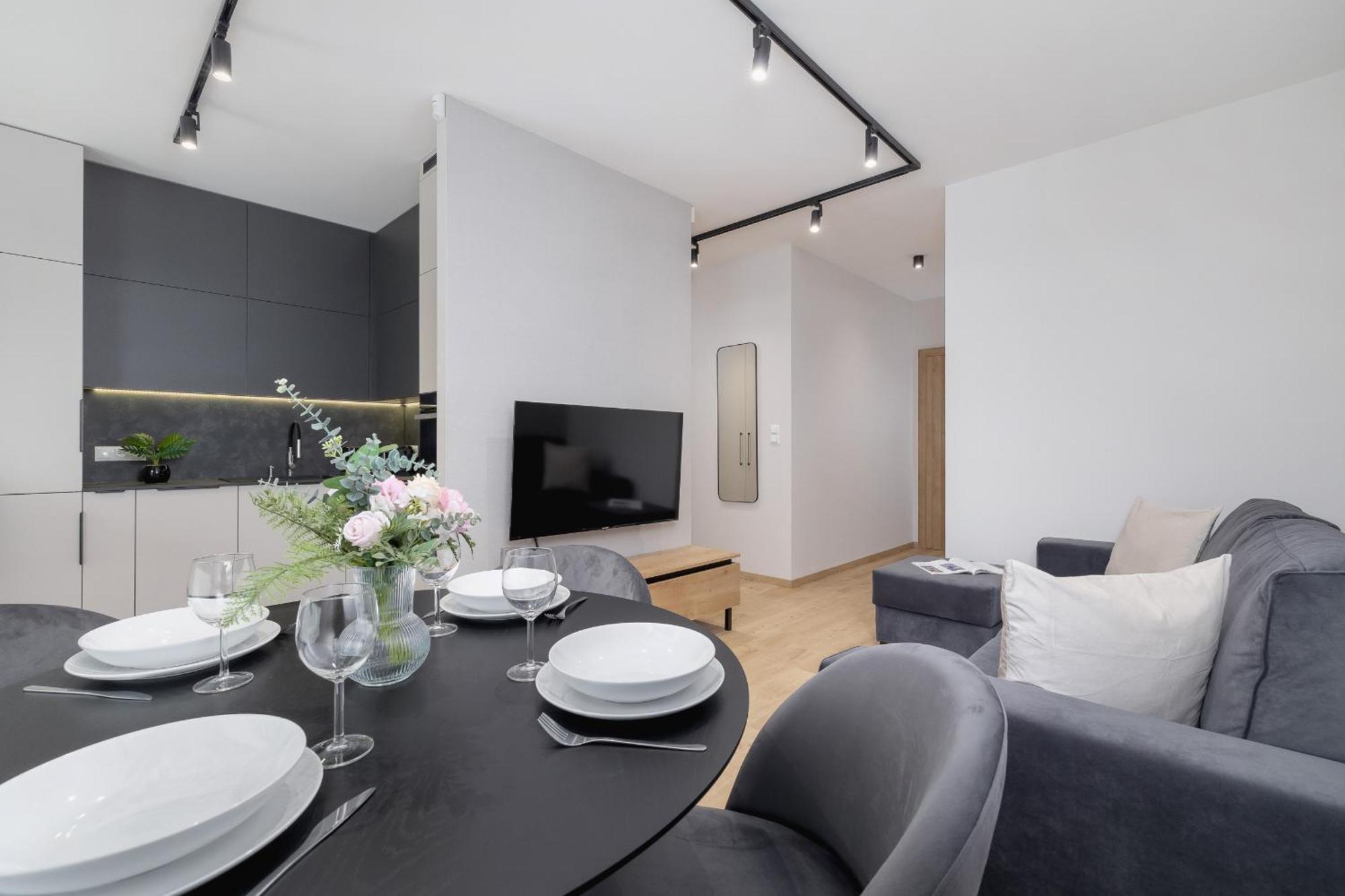 Bright Apartment In Krakow With Garden, Air Conditioning, Parking And Desk By Renters Prestige Екстер'єр фото