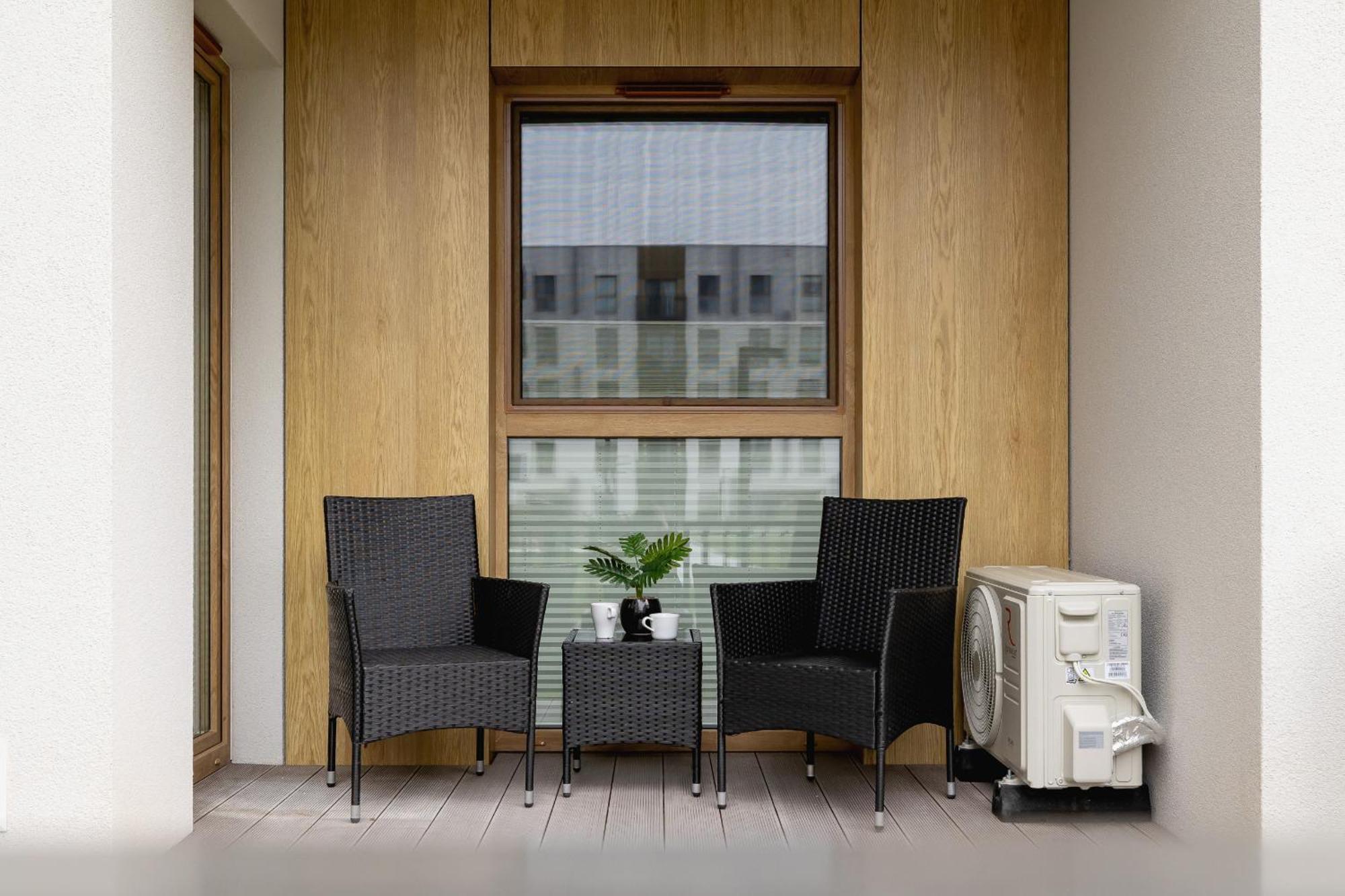 Bright Apartment In Krakow With Garden, Air Conditioning, Parking And Desk By Renters Prestige Екстер'єр фото