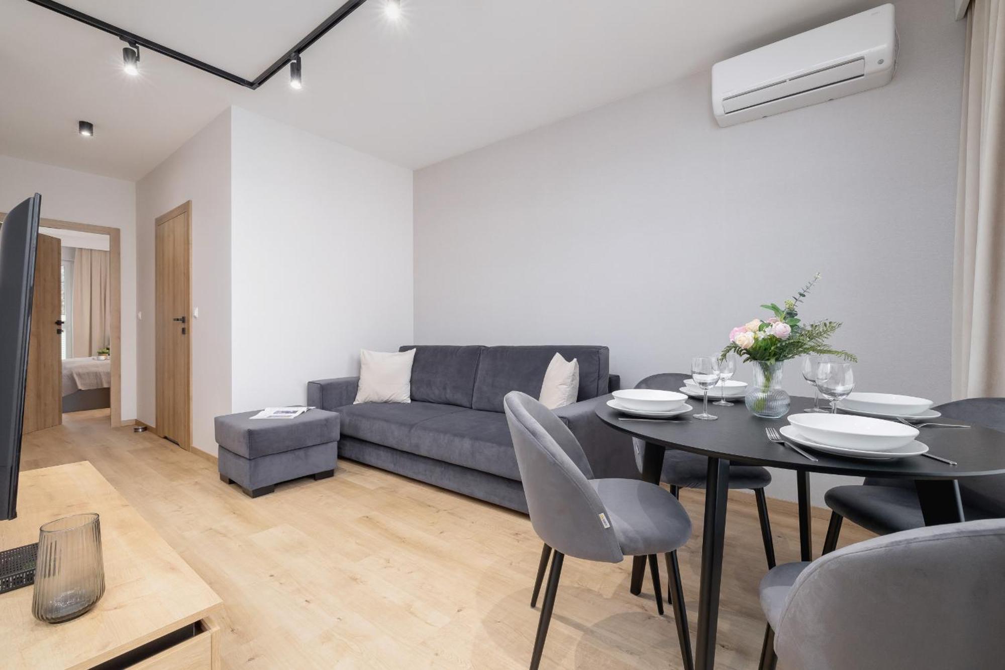Bright Apartment In Krakow With Garden, Air Conditioning, Parking And Desk By Renters Prestige Екстер'єр фото