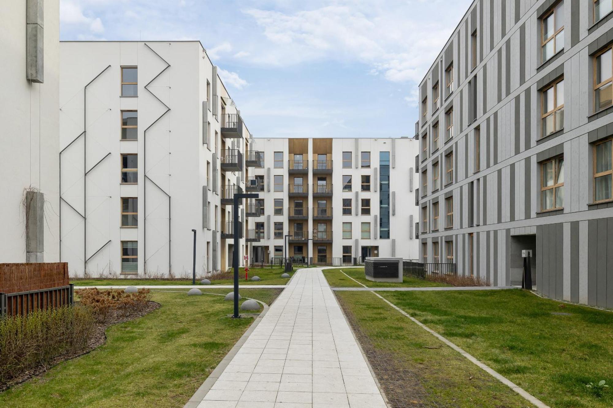 Bright Apartment In Krakow With Garden, Air Conditioning, Parking And Desk By Renters Prestige Екстер'єр фото